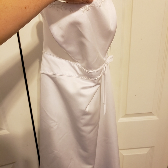 **Resale** NWT wedding gown - Picture 2 of 4
